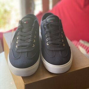 TOMMY HILFIGER SNEAKERS 👟 NWOB